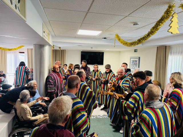 Fulgencio Gil felicita la Navidad a los mayores de Lorca en su tradicional visita a las residencias - 3, Foto 3