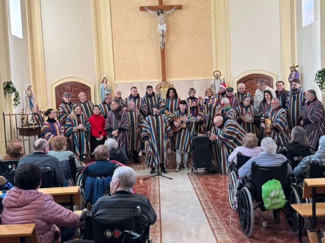 Fulgencio Gil felicita la Navidad a los mayores de Lorca en su tradicional visita a las residencias - 4, Foto 4