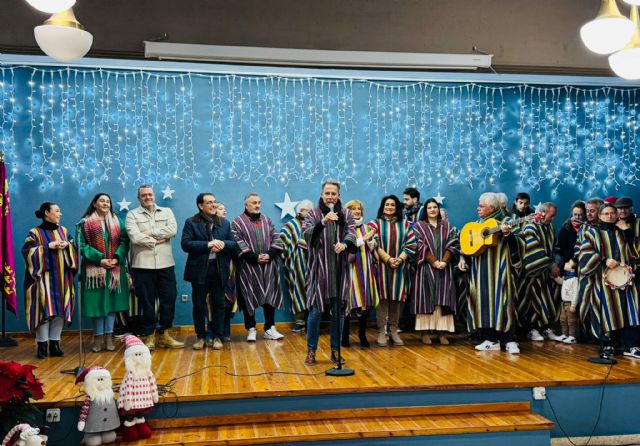 Fulgencio Gil felicita la Navidad a los mayores de Lorca en su tradicional visita a las residencias - 5, Foto 5