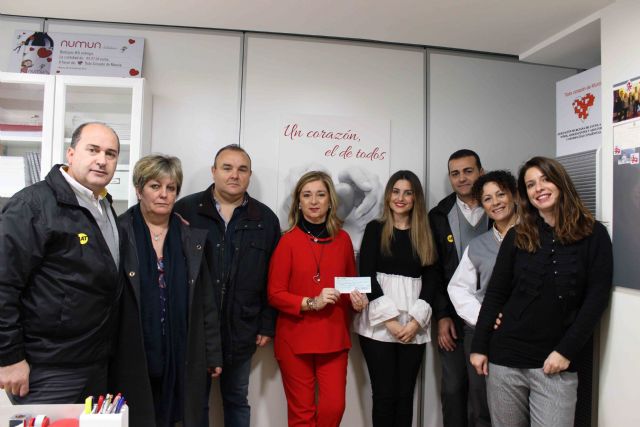 Los empleados de Autobuses LAT hacen entrega de la recaudación de la iniciativa Euro Solidario - 2, Foto 2