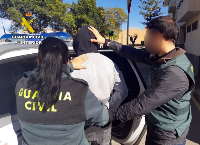 La Guardia Civil detiene a un joven y experimentado delincuente dedicado a robar en vehículos en Murcia y Santomera - 5, Foto 5