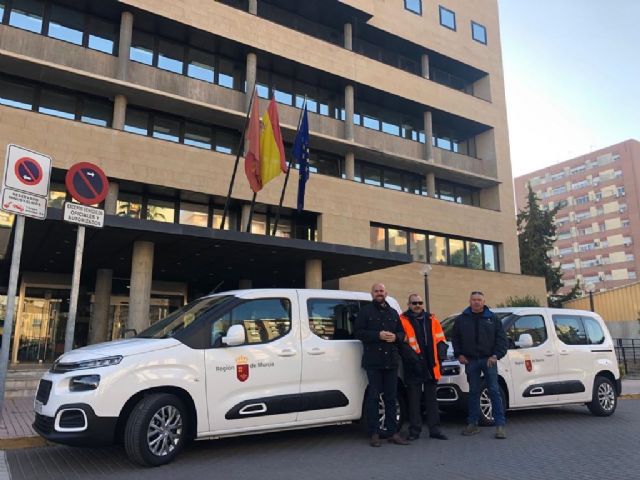 Dos nuevos vehículos refuerzan el parque m óvil que mantiene la red regional de carreteras - 1, Foto 1