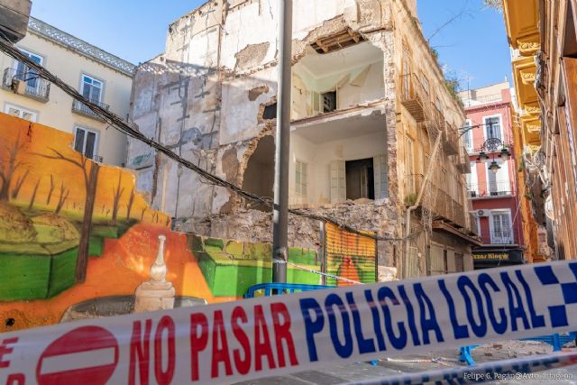 Urbanismo apuntala la fachada del edificio caído en la calle Cuatro Santos a la espera de permiso para su derribo interior - 1, Foto 1