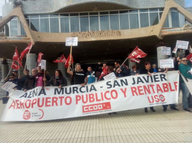 En torno a un centenar de personas se concentraron ayer frente a la Asamblea Regional, situada en Cartagena,  en defensa de los puestos de trabajo del aeropuerto de San Javier - 1, Foto 1