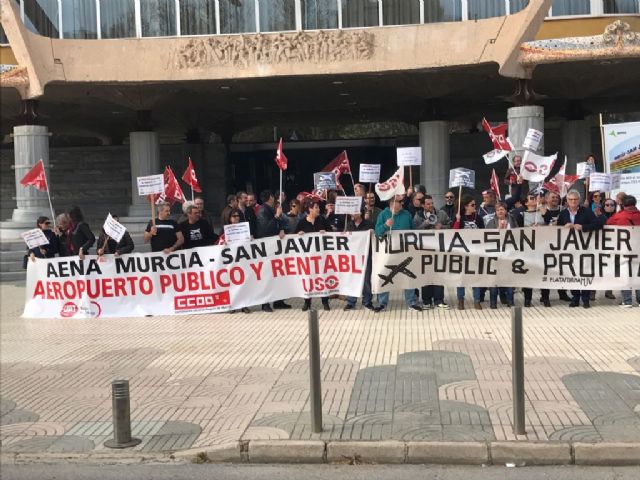 En torno a un centenar de personas se concentraron ayer frente a la Asamblea Regional, situada en Cartagena,  en defensa de los puestos de trabajo del aeropuerto de San Javier - 2, Foto 2