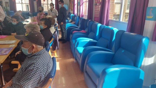 Dotan con 20 nuevos sillones relax el Centro de Día de Personas Mayores Dependientes de la plaza Balsa Vieja, merced a una donación personal, Foto 1