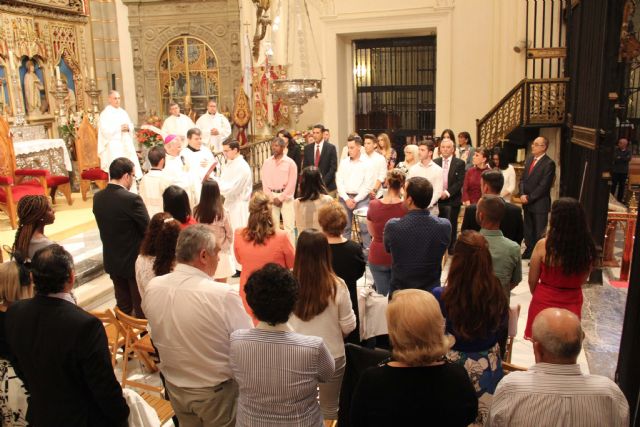 Quince adultos reciben los Sacramentos de Iniciación Cristiana en la Catedral - 1, Foto 1