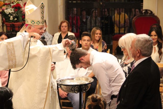 Quince adultos reciben los Sacramentos de Iniciación Cristiana en la Catedral - 2, Foto 2