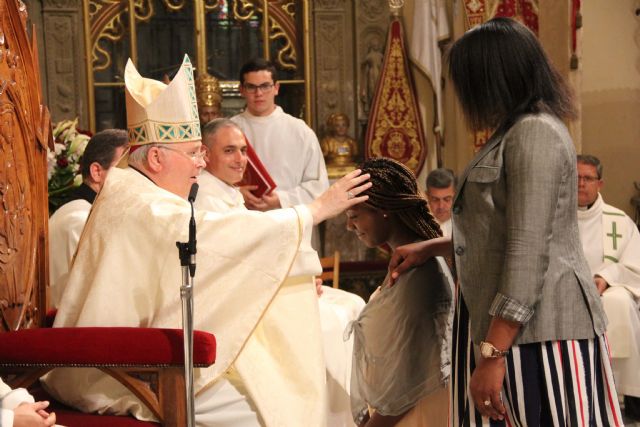 Quince adultos reciben los Sacramentos de Iniciación Cristiana en la Catedral - 3, Foto 3