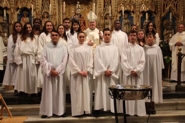 Quince adultos reciben los Sacramentos de Iniciación Cristiana en la Catedral - 5, Foto 5