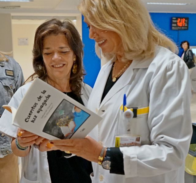 Entrega de libros al Hospital Virgen de la Arrixaca - 1, Foto 1