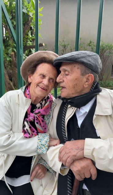 Dos personas mayores cumplen su sueño de viajar a París tras 63 años de matrimonio - 2, Foto 2