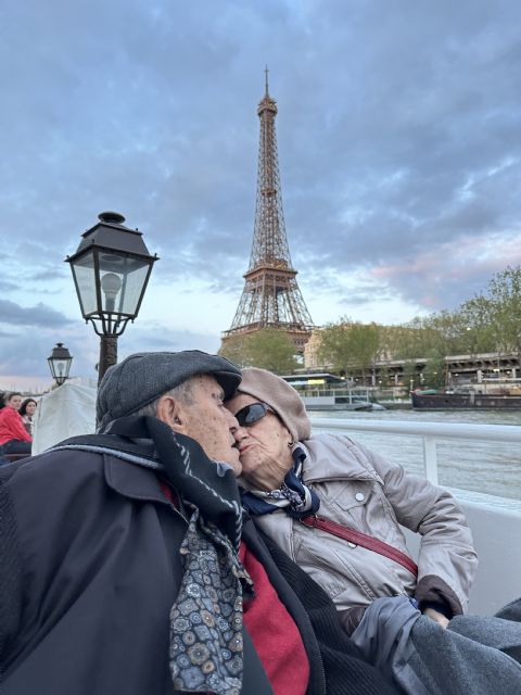 Dos personas mayores cumplen su sueño de viajar a París tras 63 años de matrimonio - 3, Foto 3