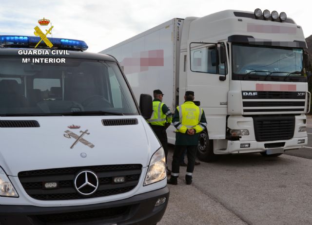 La Guardia Civil intercepta al conductor de un camión articulado de gran tonelaje que superaba seis veces la tasa máxima de alcoholemia - 1, Foto 1