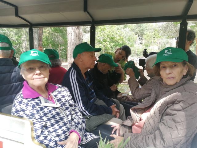 Un grupo de mayores residentes en el Centro Casaverde realizaron una excursión al zoo - 1, Foto 1