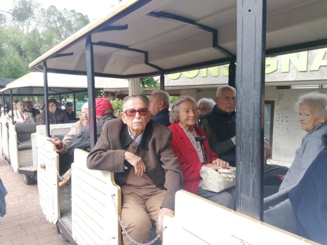 Un grupo de mayores residentes en el Centro Casaverde realizaron una excursión al zoo - 4, Foto 4