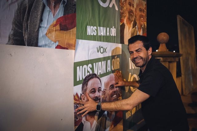 Antelo afirma en la pegada de carteles que VOX es “la alternativa patriota frente a la coalición de socialistas y populares que votan juntos el 90% de las veces” - 3, Foto 3