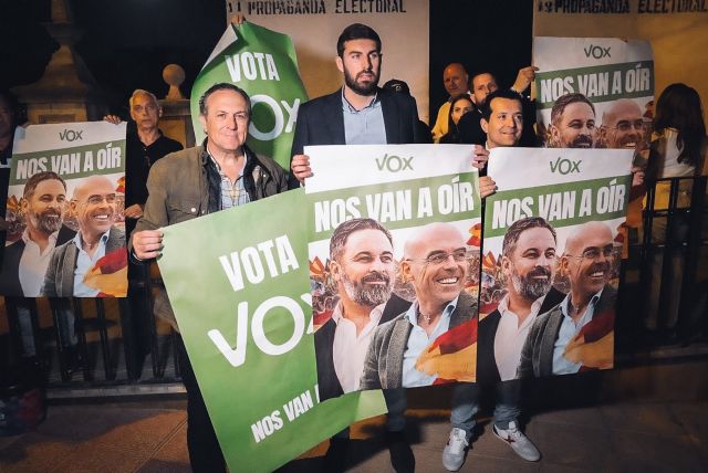 Antelo afirma en la pegada de carteles que VOX es “la alternativa patriota frente a la coalición de socialistas y populares que votan juntos el 90% de las veces” - 4, Foto 4