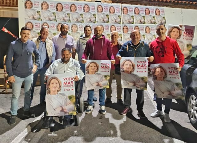 El PSOE de Argamasilla de Calatrava inicia la campaña para las elecciones europeas con la tradicional pegada de carteles - 1, Foto 1