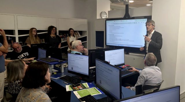 La Comunidad enseña a usar la administración digital a una treintena de personas mayores y personas con discapacidad La Comunidad enseña a usar la administración digital a una treintena de personas mayores y personas con discapacidad