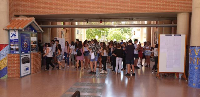 CCOO Enseñanza denuncia otra vez las largas colas de espera por las fechas de admisión en el IES Juan Carlos I - 2, Foto 2