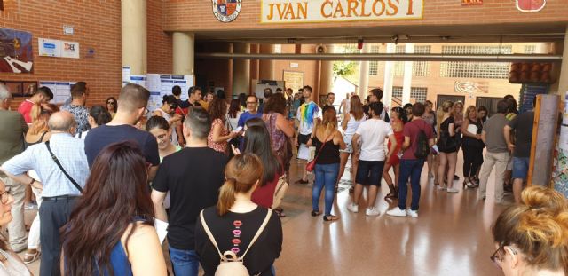 CCOO Enseñanza denuncia otra vez las largas colas de espera por las fechas de admisión en el IES Juan Carlos I - 3, Foto 3