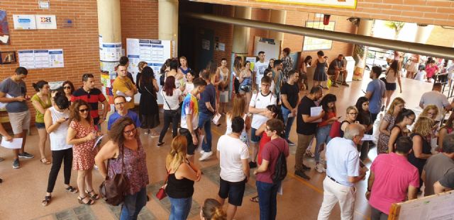 CCOO Enseñanza denuncia otra vez las largas colas de espera por las fechas de admisión en el IES Juan Carlos I - 4, Foto 4