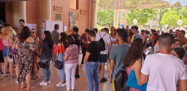 CCOO Enseñanza denuncia otra vez las largas colas de espera por las fechas de admisión en el IES Juan Carlos I - 5, Foto 5