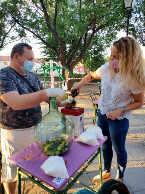 Once años de tradición elaborando vino de nueces - 2, Foto 2