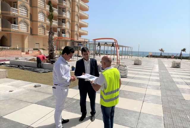 Promueven el disfrute de la plaza Castillos del Mar de La Manga con espacios verdes, juegos saludables y áreas de descanso - 1, Foto 1