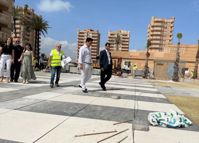 Promueven el disfrute de la plaza Castillos del Mar de La Manga con espacios verdes, juegos saludables y áreas de descanso - 2, Foto 2