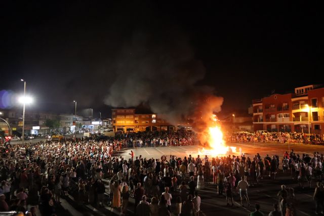 San Pedro del Pinatar celebra las fiestas patronales con la hoguera municipal y la apertura del recinto ferial - 1, Foto 1