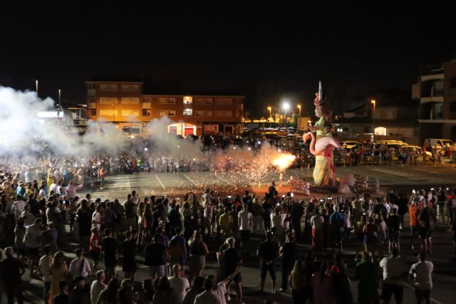 San Pedro del Pinatar celebra las fiestas patronales con la hoguera municipal y la apertura del recinto ferial - 2, Foto 2