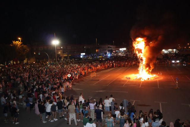 Los pinatarenses disfrutan de la noche de San Juan con la quema de la hoguera municipal - 1, Foto 1