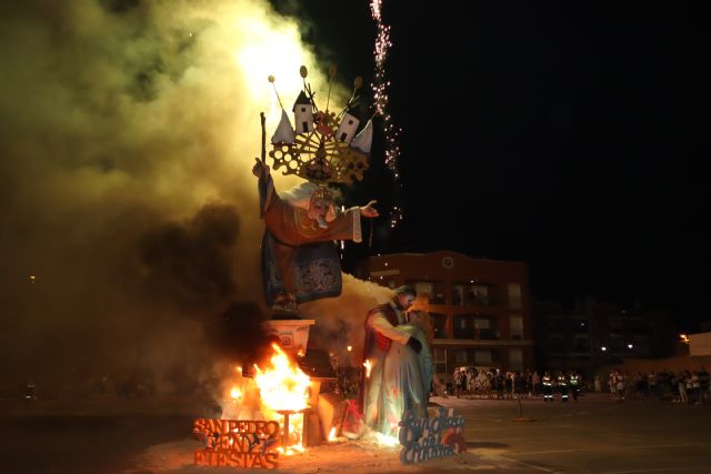 Los pinatarenses disfrutan de la noche de San Juan con la quema de la hoguera municipal - 2, Foto 2