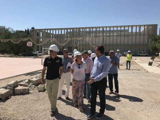 Comienzan las obras de adecuación de los patios y las zonas deportivas de los institutos Ibáñez Martín y Ros Giner de Lorca - 1, Foto 1