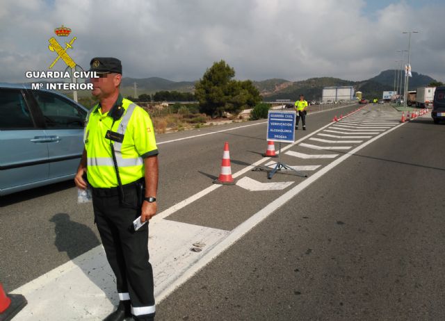 La Guardia Civil detiene al conductor de un vehículo articulado de 40 toneladas que quintuplicaba la tasa de alcoholemia - 2, Foto 2