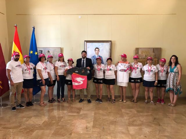 López Miras recibe a las integrantes del Flamenco Rosa, primer equipo español de Dragon Boat BCS - 1, Foto 1