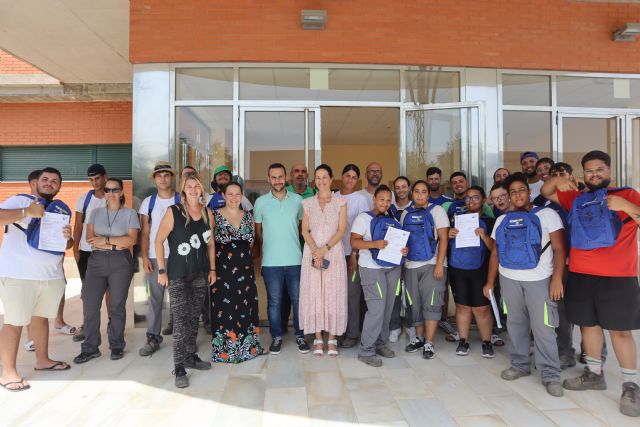 Los alumnos trabajadores participantes en el PMEF de jóvenes beneficiarios de Garantía Juvenil reciben sus contratos laborales - 1, Foto 1