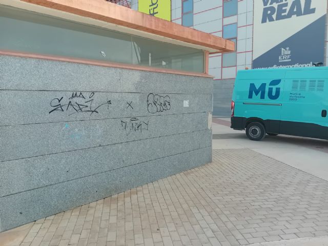 El Ayuntamiento elimina las pintadas del perímetro del Estadio Enrique Roca de Murcia - 1, Foto 1