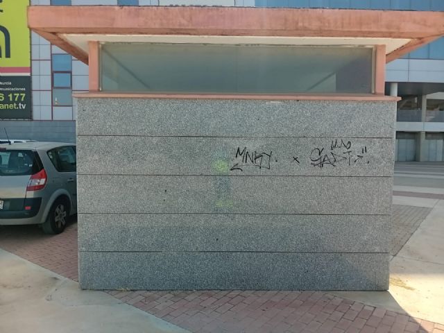 El Ayuntamiento elimina las pintadas del perímetro del Estadio Enrique Roca de Murcia - 2, Foto 2