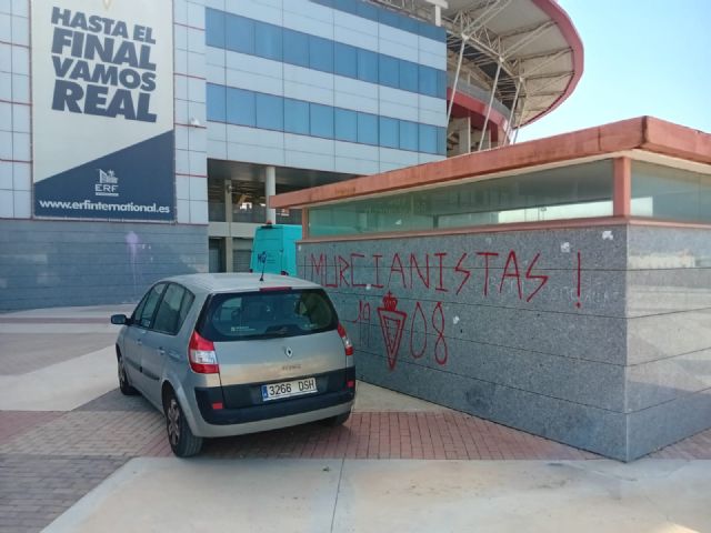 El Ayuntamiento elimina las pintadas del perímetro del Estadio Enrique Roca de Murcia - 3, Foto 3