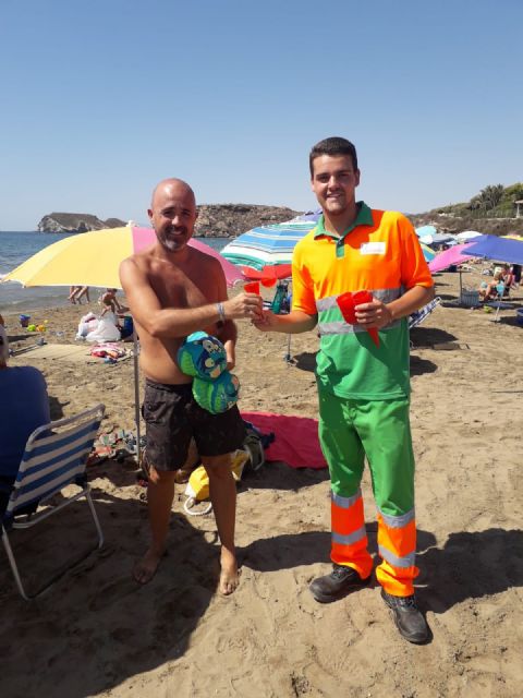 El Ayuntamiento de Águilas continúa su campaña de reparto de ceniceros de playa - 2, Foto 2