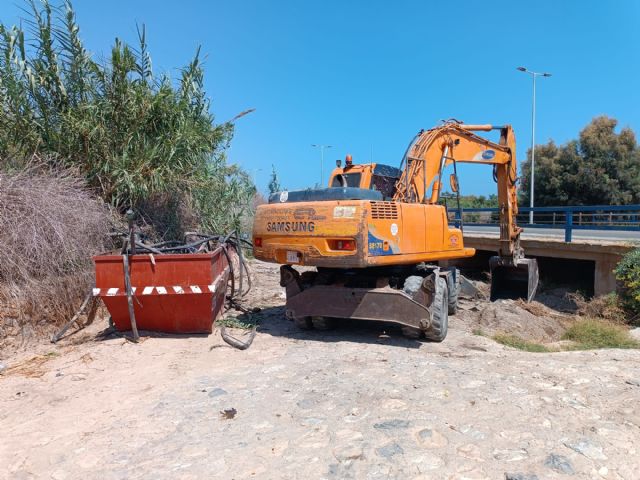 El Ayuntamiento se encuentra inmerso en los trabajos de limpieza de todos los cauces urbanos de las ramblas del municipio - 1, Foto 1