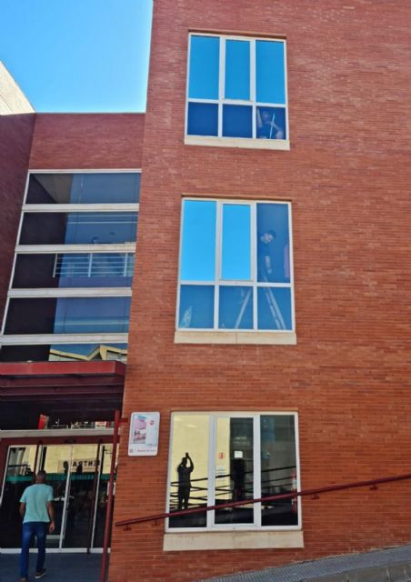 El hospital Virgen de la Arrixaca mantiene su apuesta por la eficiencia energética con la instalación de láminas en sus ventanas - 1, Foto 1