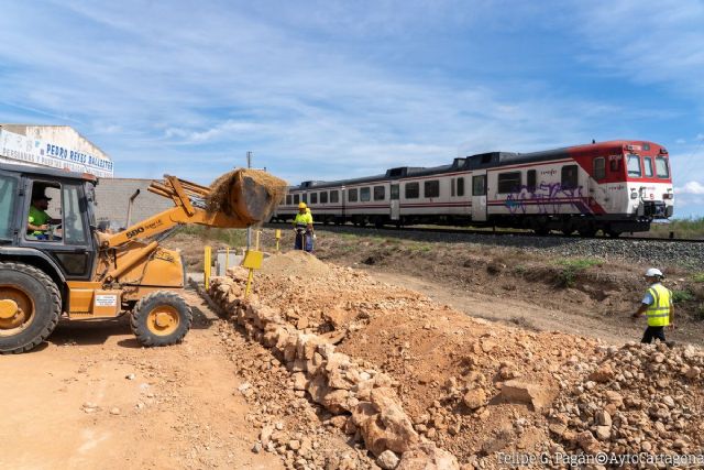 La construcción de un muro en paralelo a las vías del tren evitará la entrada de agua hacia la calle La Fábrica en caso de lluvias - 1, Foto 1