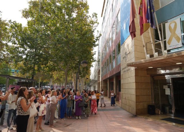 Política Social cuelga un lazo dorado en su fachada para dar visibilidad al cáncer infantil - 1, Foto 1