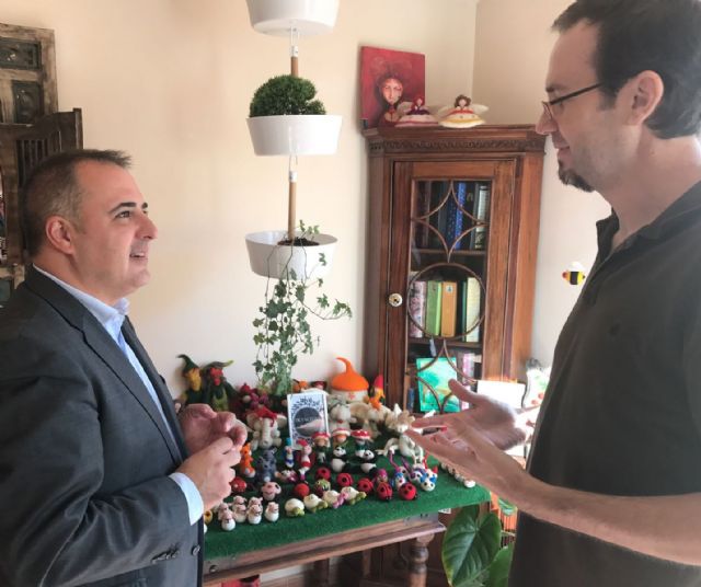 El director general de Comercio visita al artesano galardonado con el premio al Emprendimiento Artesano de la Región - 1, Foto 1