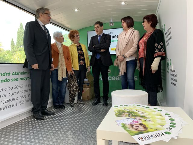 El autobús que presenta la campaña La nueva cara del alzhéimer recala en Murcia - 1, Foto 1