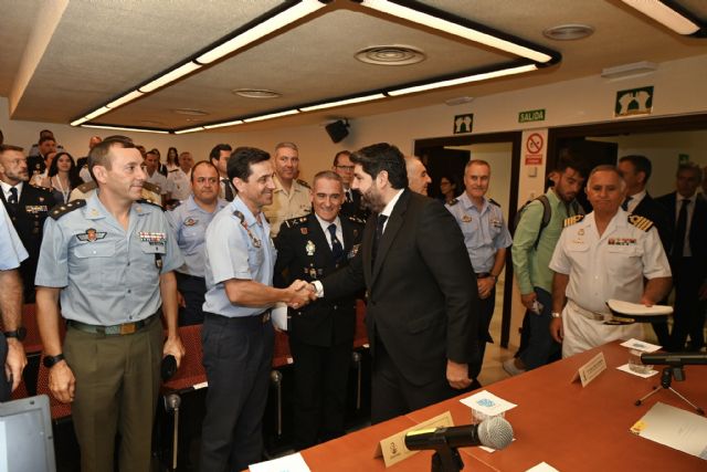 López Miras destaca la importancia de comunicar el compromiso de las Fuerzas Armadas como garantes de la seguridad, la libertad y la justicia - 2, Foto 2